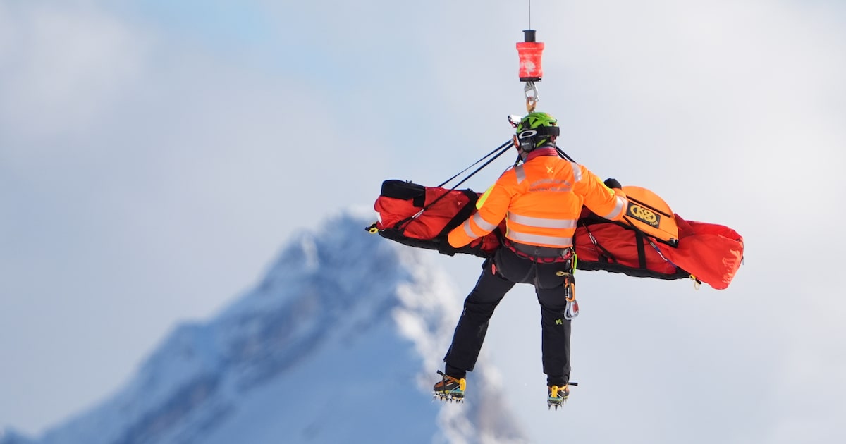 Lindsey Vonn crashes in Olympic downhill, taken away by helicopter