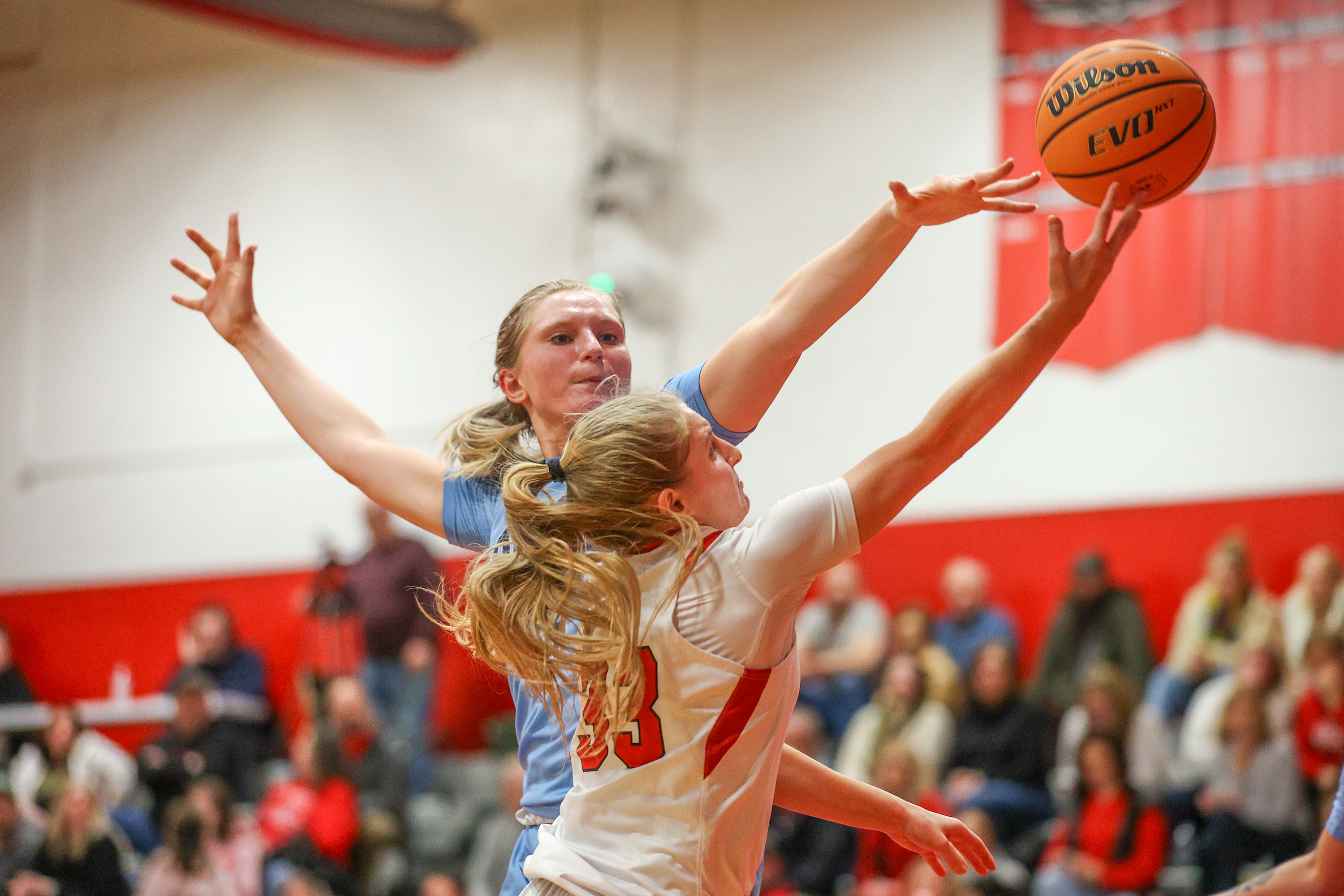 Crestwood’s Kiera Dougherty (33) shoots a layup as Dallas’ Odessa...