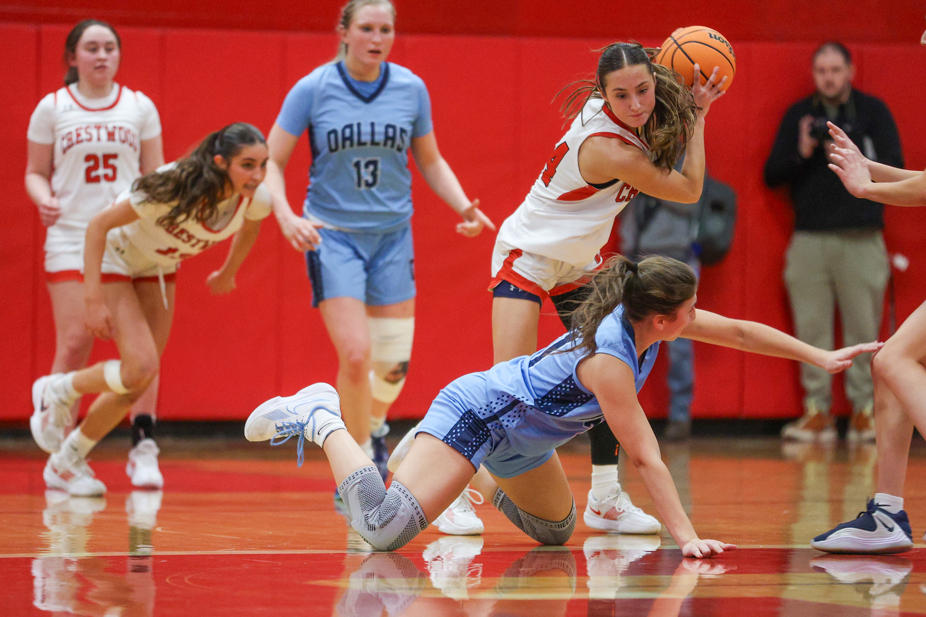 Crestwood’s Jordan Andrews (14) snags a loose ball during a...