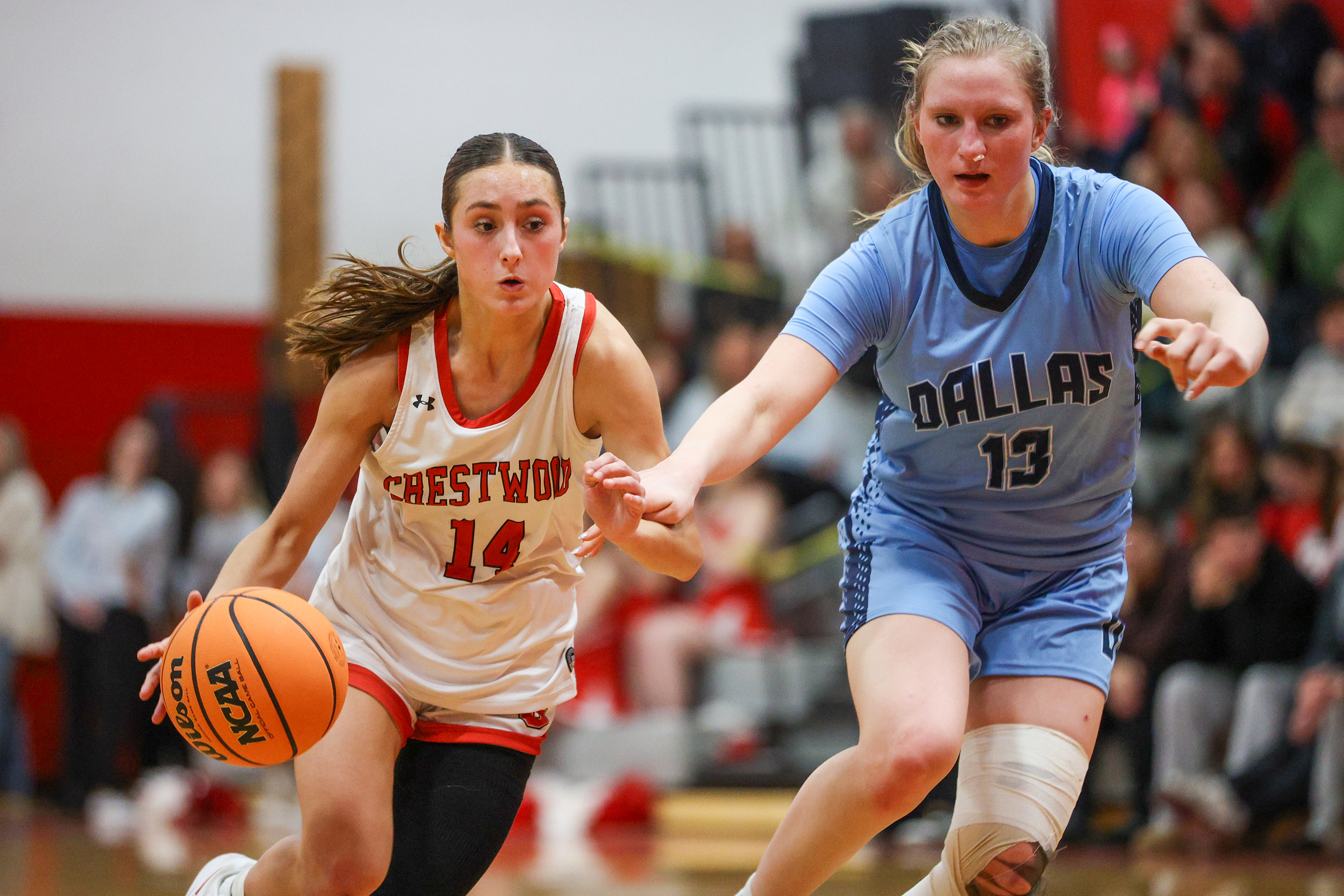Crestwood’s Jordan Andrews (14) drives past Dallas’ Odessa Kanton (13)...