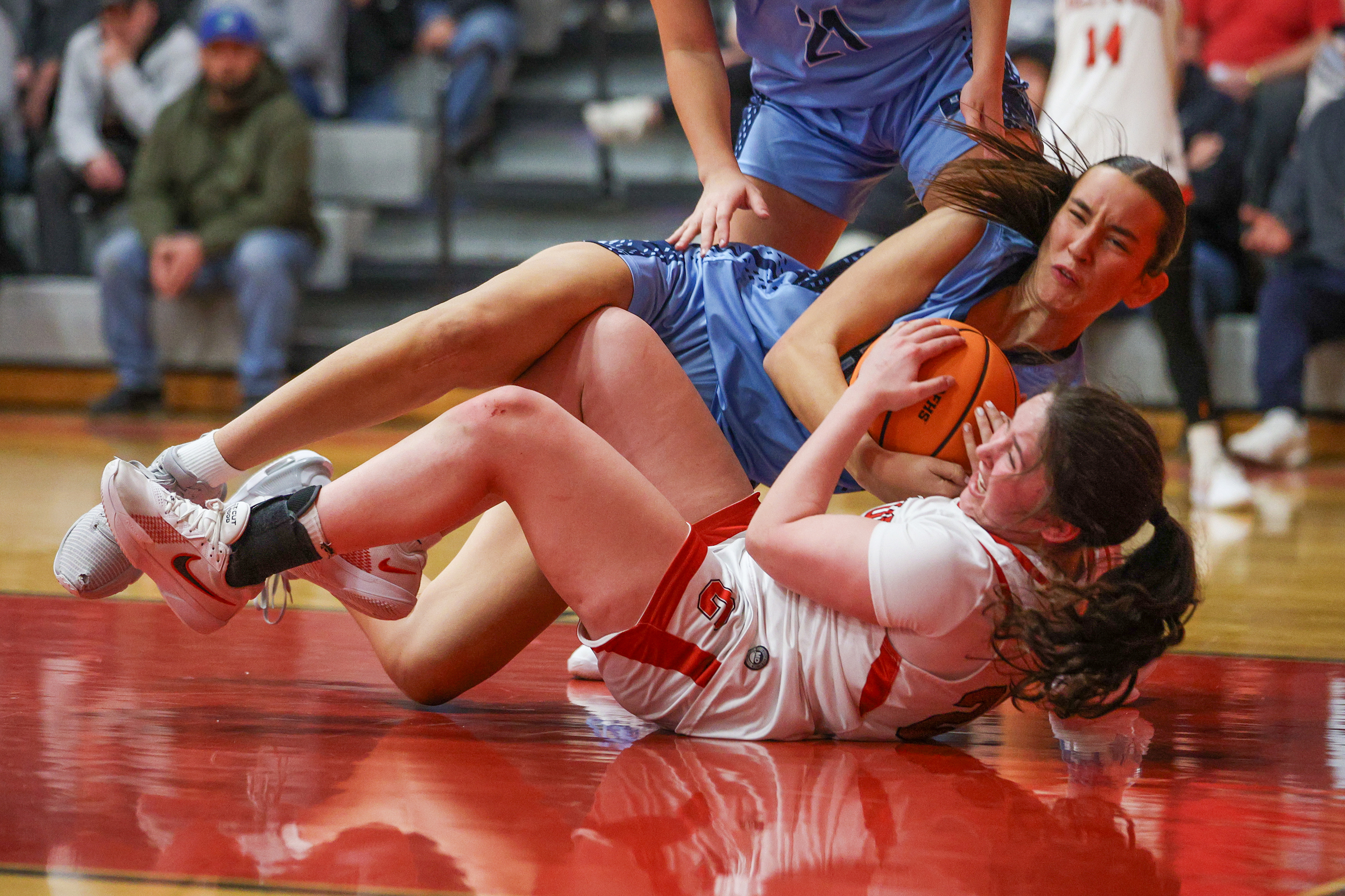 Dallas’ Lyla Wydra (5) and Crestwood’s Norah Sklarosky (25) struggle...