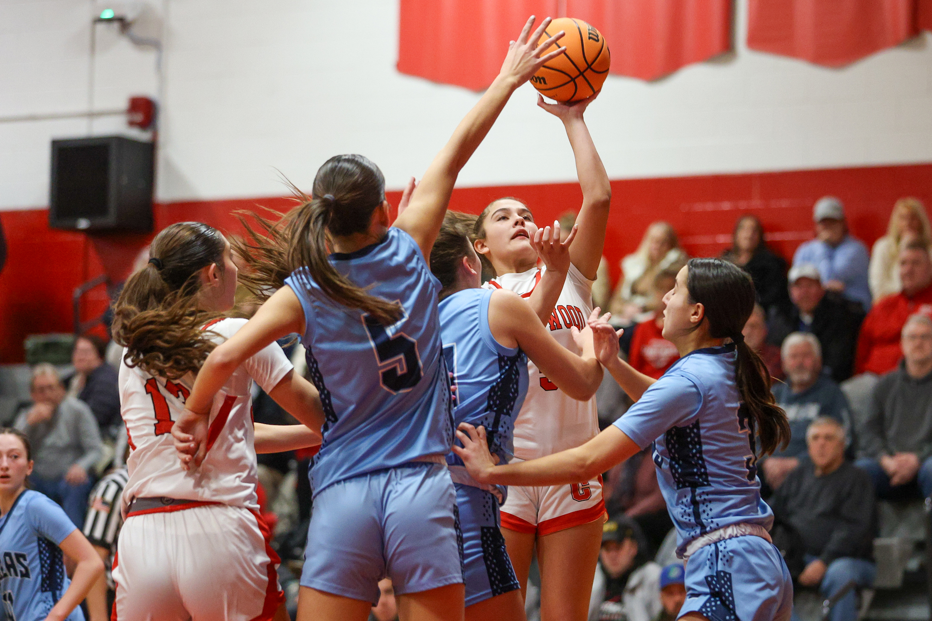 Crestwood’s Cameron Vieney (5) shoots a congested layup during a...