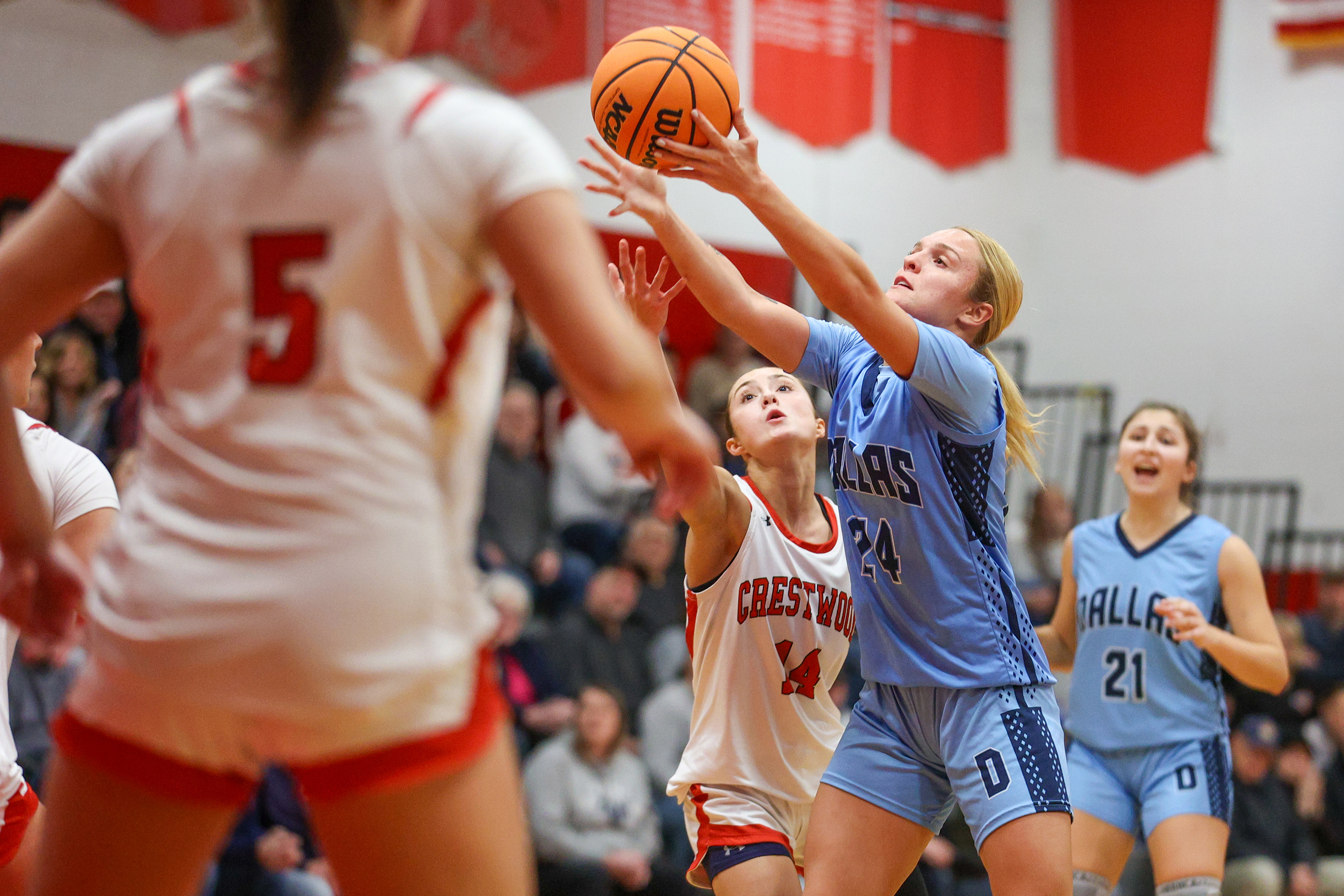 Dallas’ Molly Walsh (24) and Crestwood’s Jordan Andrews (14) reach...