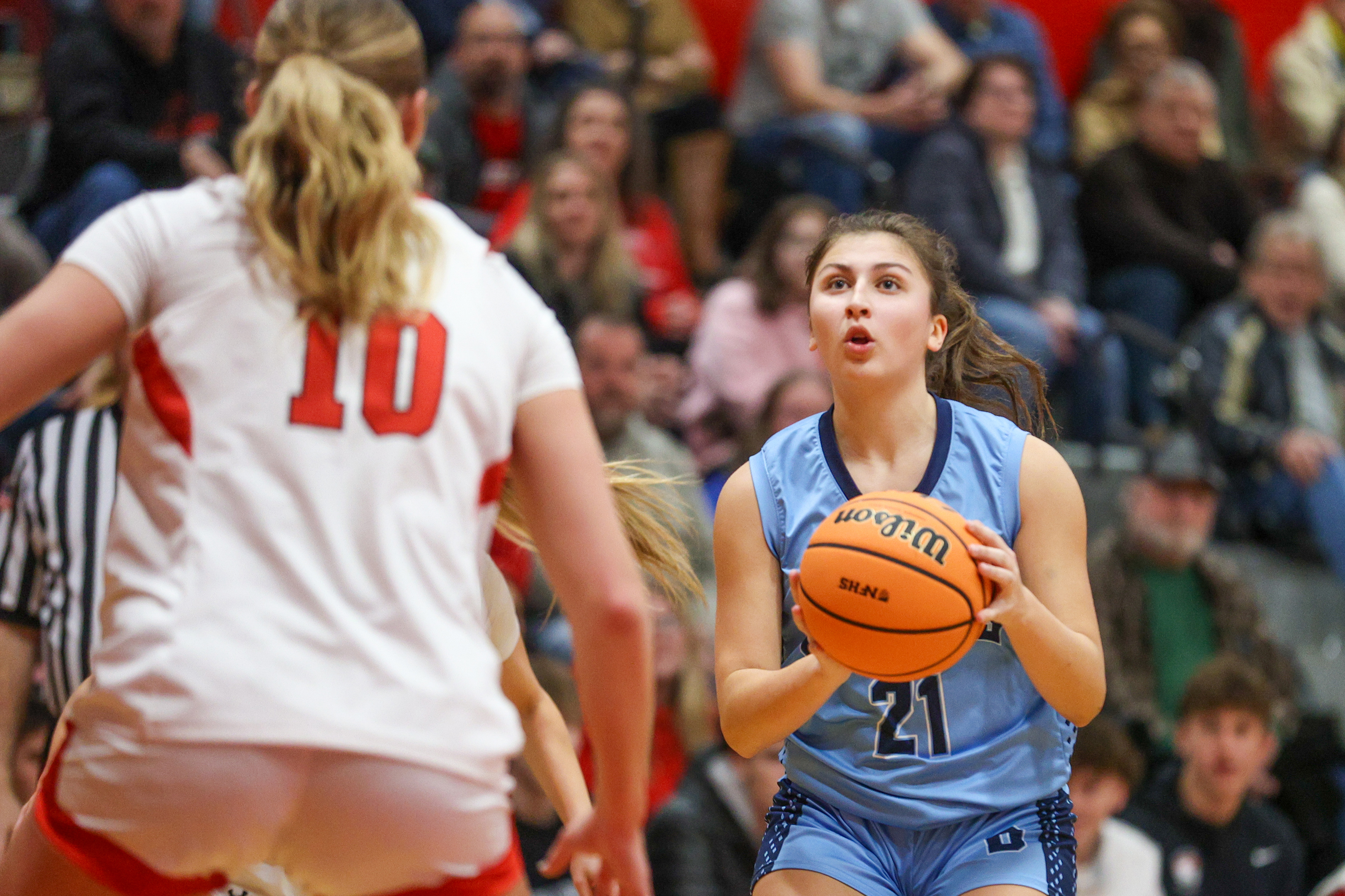 Dallas’ Brianna Casey (21) prepares to take a three-point shot...