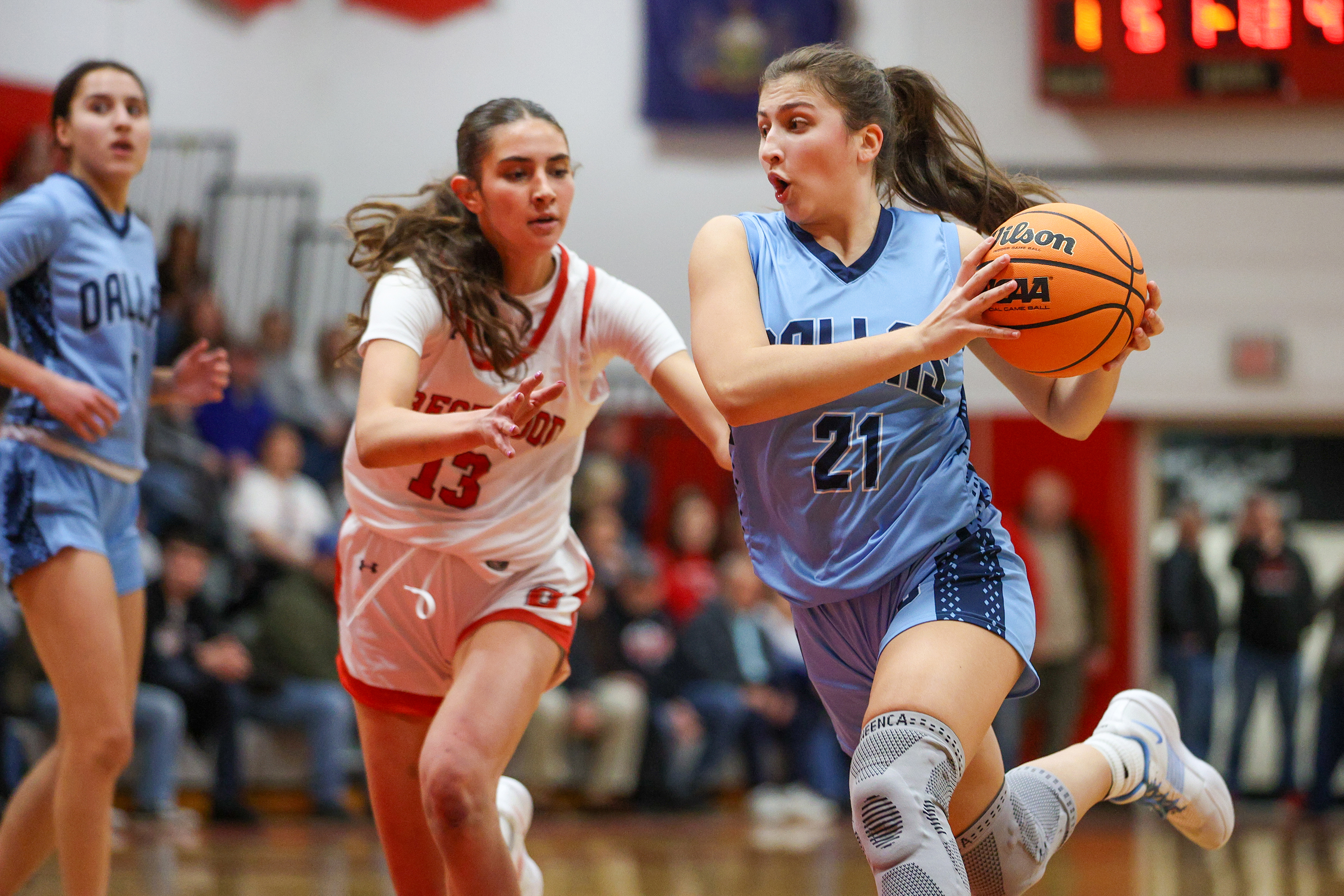 Dallas’ Brianna Casey (21) drives toward the basket during a...