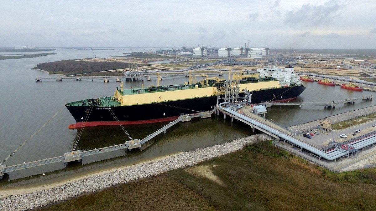 Cheniere's sabine pass commissioning cargo is loading on an LNG tanker, marking the start of US LNG exports
