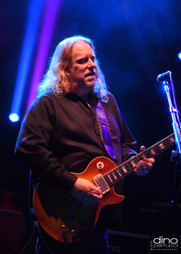 Warren Haynes Debuts Lyle Lovett’s “Pontiac,” Revives Grateful Dead and Bob Dylan Covers in Austin