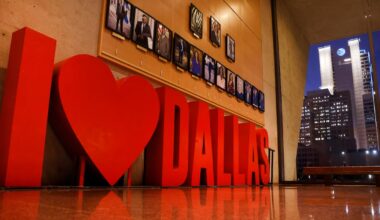 Two camps, $1 billion fight in debate to raze or restore Dallas City Hall