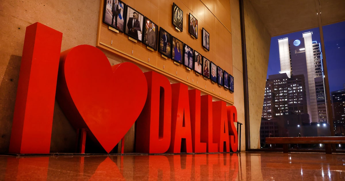 Two camps, $1 billion fight in debate to raze or restore Dallas City Hall