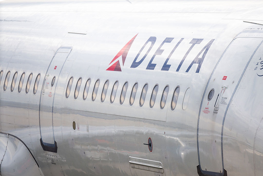 Publicist Records Man Attempting to Rush Cockpit on Delta Flight