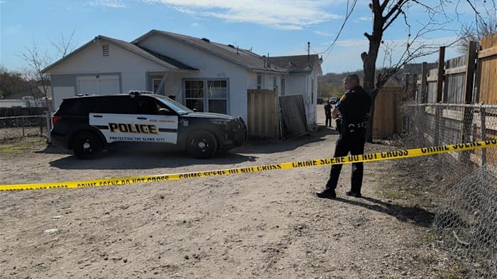 1 injured in shooting on East Side, San Antonio police say