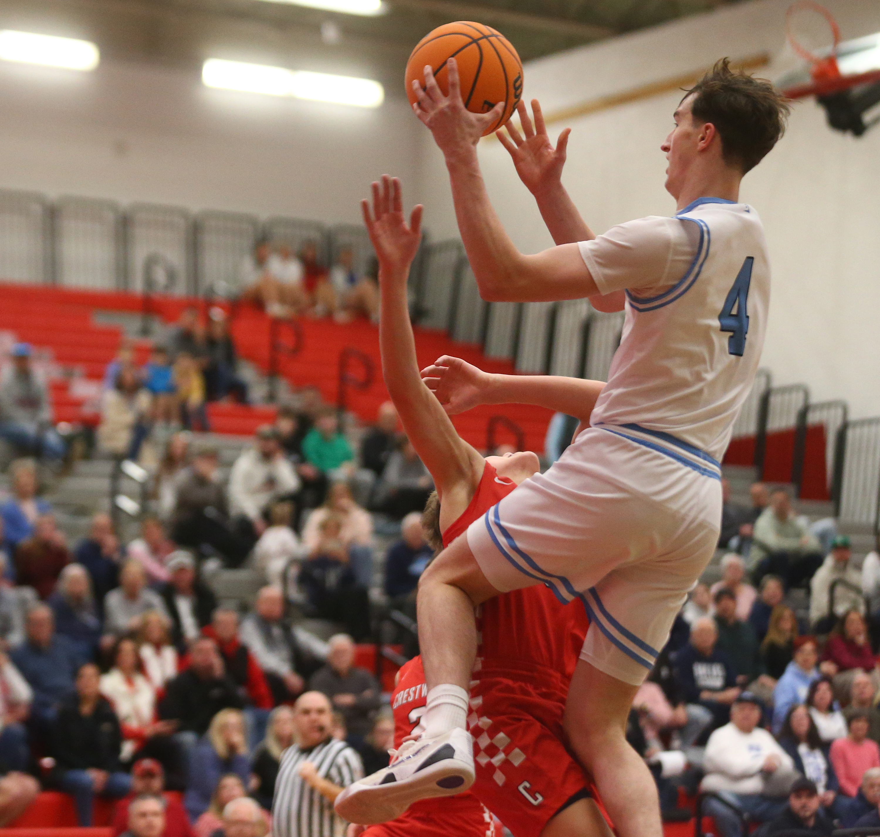 Dallas Chris Flanagan (4) goes up for two as Crestwood...