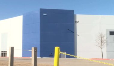 A warehouse in Hutchins, Texas, that could reportedly become a U.S. Immigration and Customs Enforcement detention facility. (Spectrum News 1)