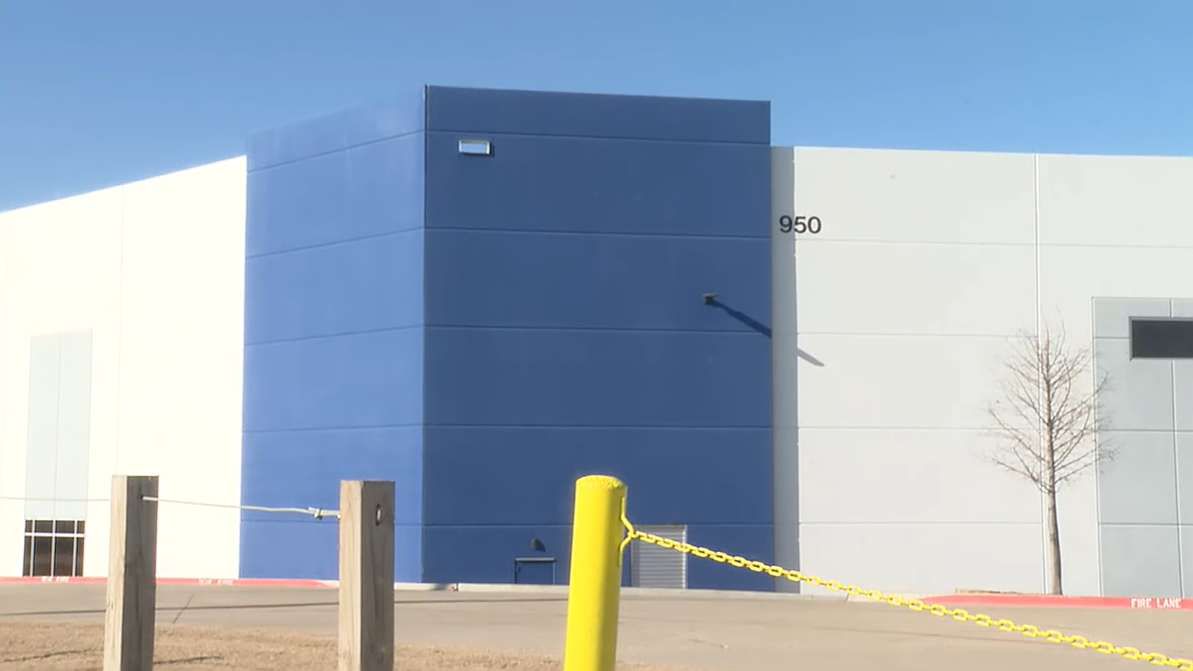 A warehouse in Hutchins, Texas, that could reportedly become a U.S. Immigration and Customs Enforcement detention facility. (Spectrum News 1)