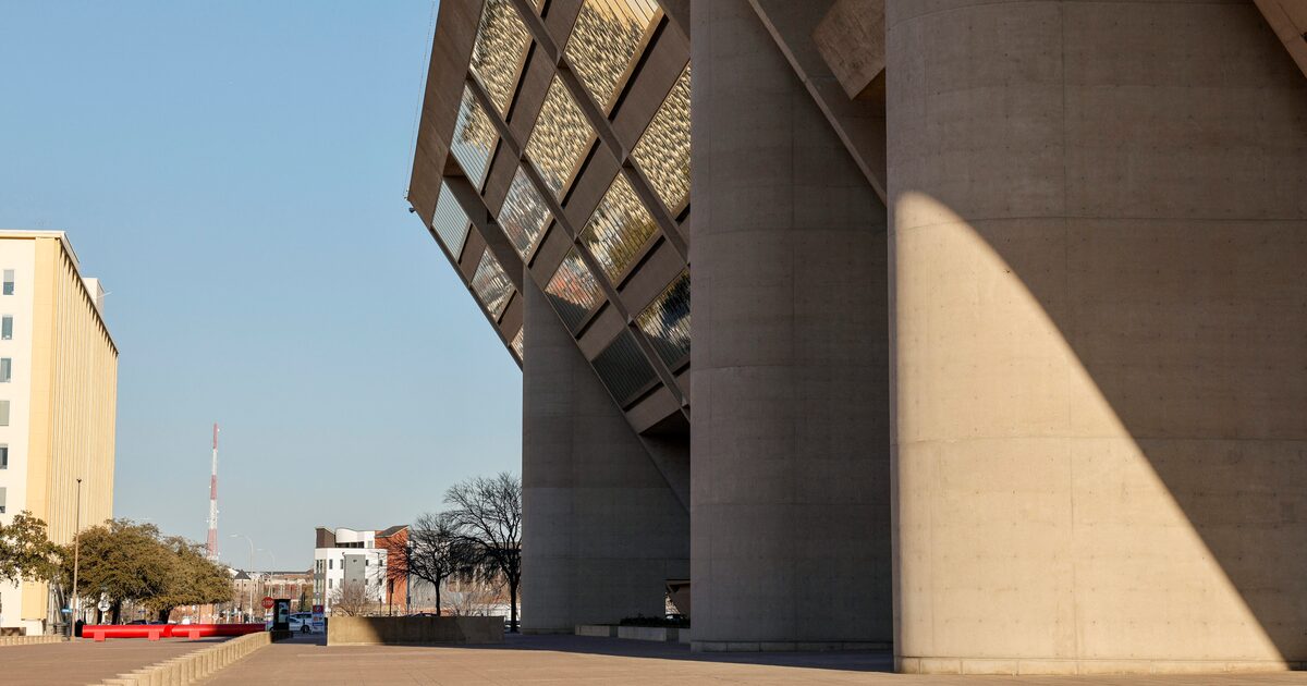 Dallas residents get a chance to voice their opinion on the fate of City Hall
