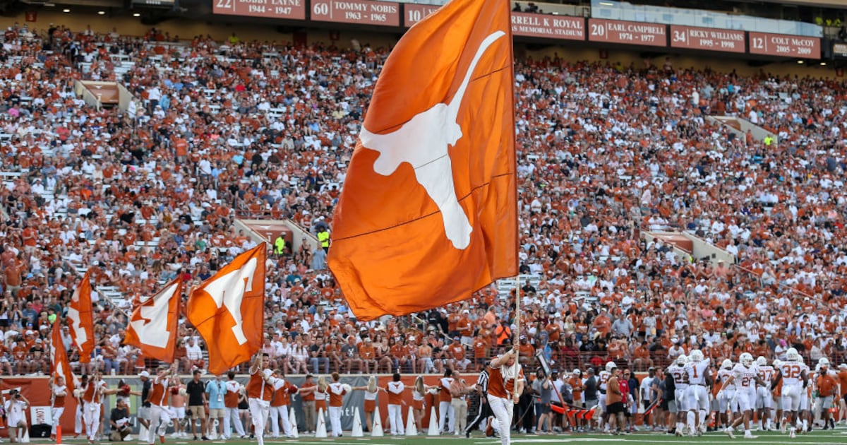 Texas plans spring game return, long-term switch to grass at Royal‑Memorial Stadium