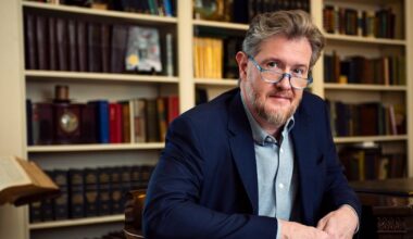 Dallas podcaster whose fans include George Clooney, Ryan Reynolds is hitting the stage