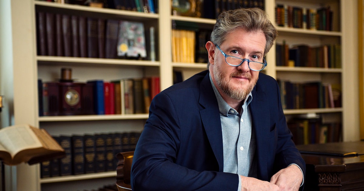 Dallas podcaster whose fans include George Clooney, Ryan Reynolds is hitting the stage