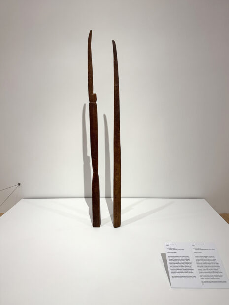 A photograph of a two-part sculpture by Louise Bourgeois of two tall skinny knife-like objects.