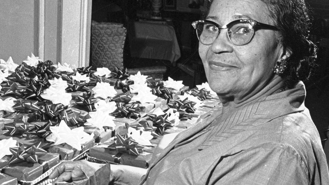 Lucille Bishop Smith with 330 fruitcakes, one for each Tarrant County soldier in Vietnam, in 1965.