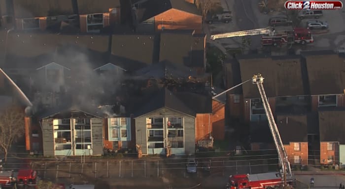 Houston Fire Department responds to large apartment fire in Greenspoint area