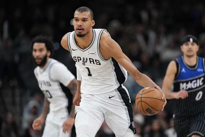 Spurs win in return home to San Antonio delayed by snow, mechanical issues