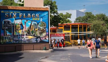 Six Flags Over Texas and Hurricane Harbor Arlington are hiring for the 2026 season.