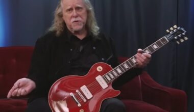 With His Guitars for Company, Warren Haynes Goes It Alone