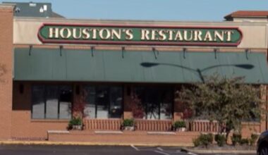 Former Houston’s Restaurant in East Memphis being demolished