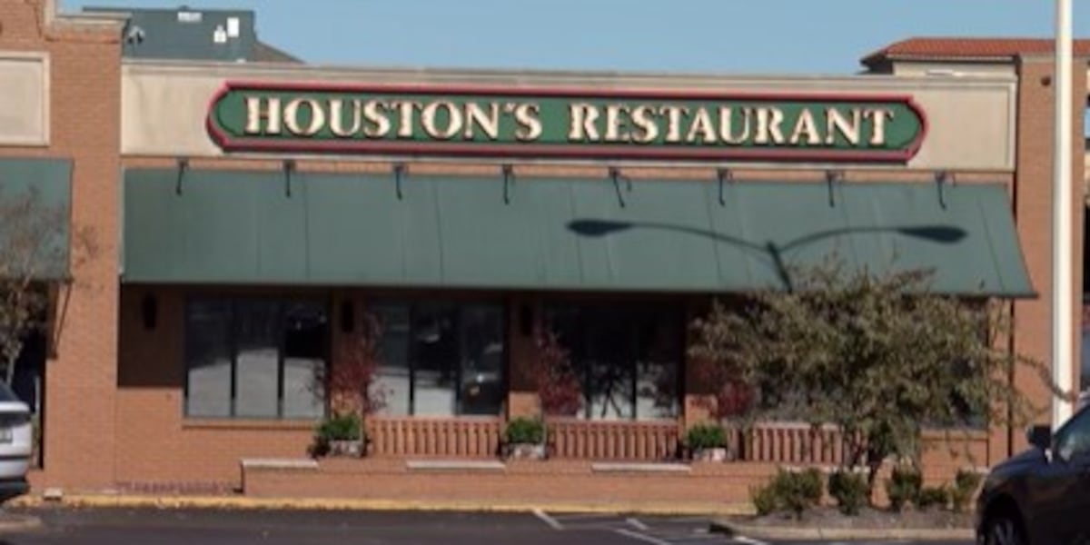 Former Houston’s Restaurant in East Memphis being demolished