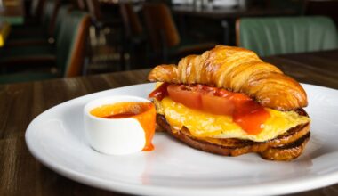 Dallas needs more diners. Turn to AM/FM, a casual restaurant with $8 happy hour