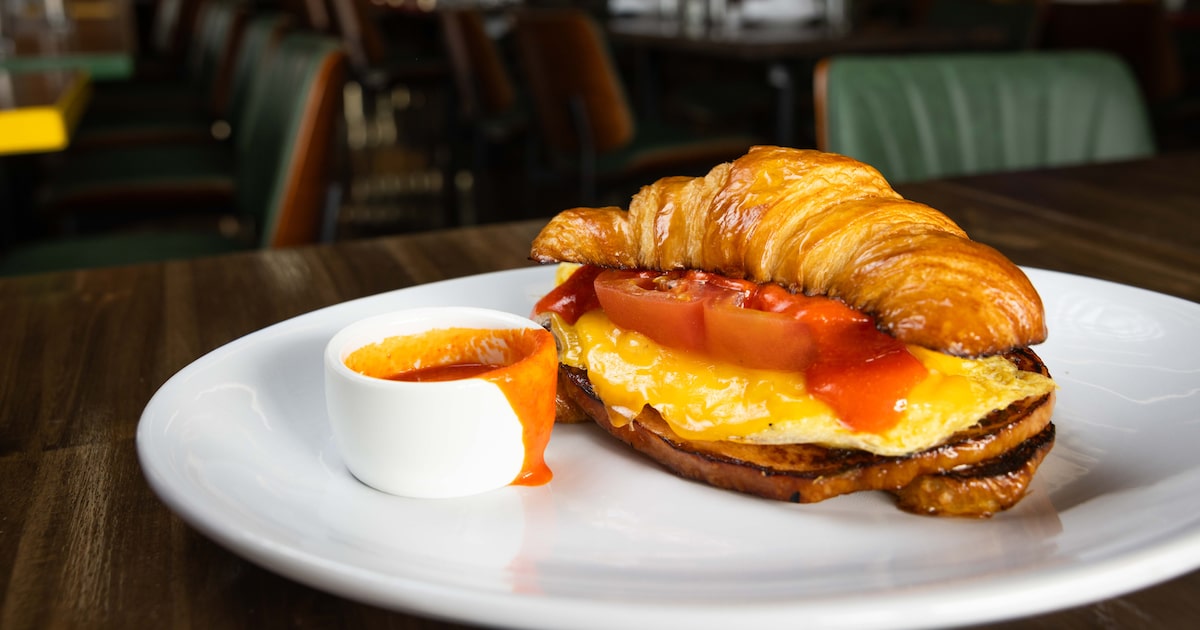 Dallas needs more diners. Turn to AM/FM, a casual restaurant with $8 happy hour