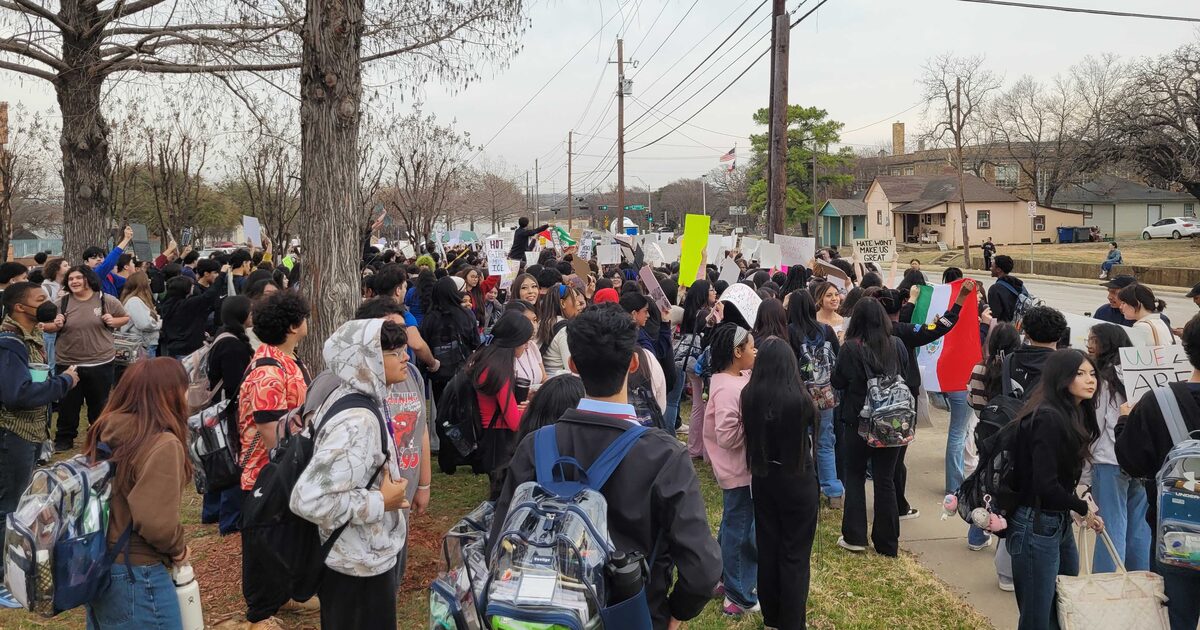 Dallas students walk out to protest immigration crackdown amid threats from Abbott, TEA