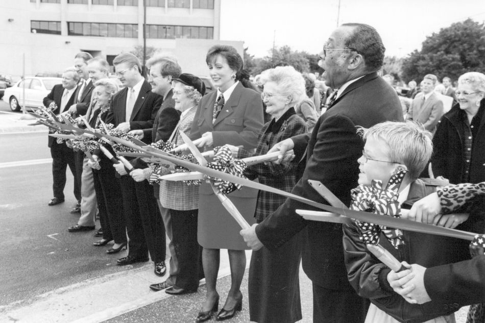 Mayor Elzie Odom at a ribbon-cutting ceremony in an undated photo