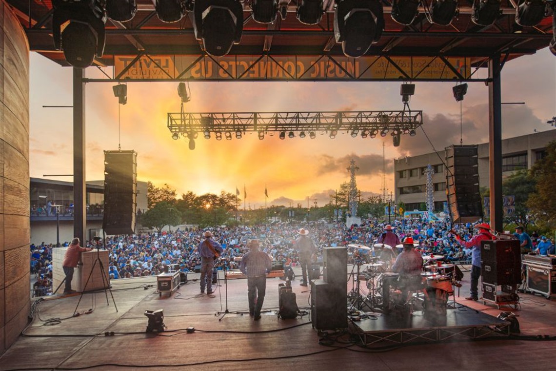 Articles-Levitt-Pavilion-Arlington-Crowd-at-Twilight.jpg