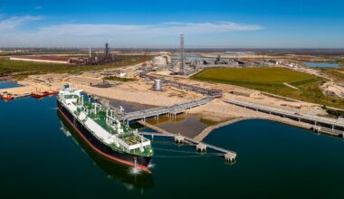 Cheniere profit surges on robust LNG demand, buyback target lifted