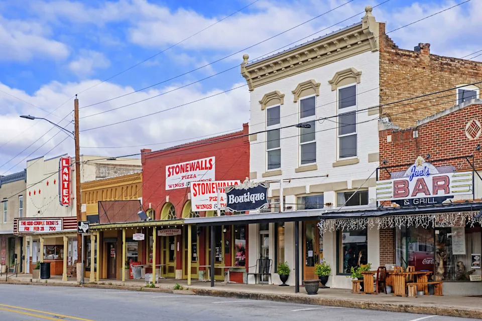 Storefronts, shops, bars and restaurants in main street of the city Llano, Llano County, Texas, United States. (Arterra/Arterra/Universal Images Group v)