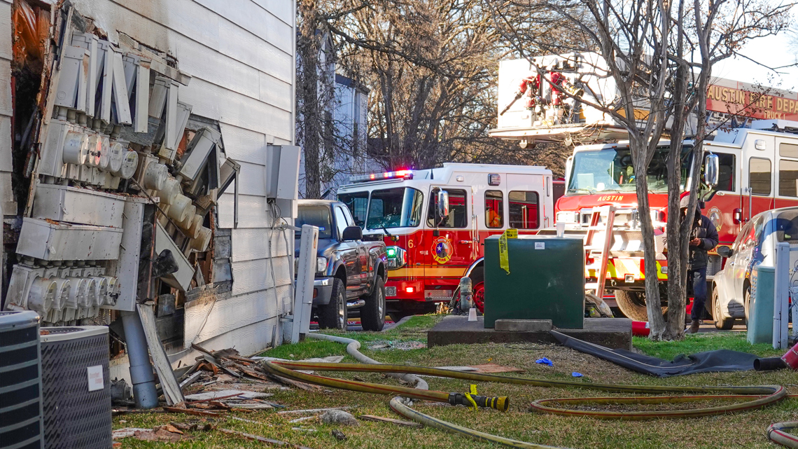 Crews put out fire Tuesday morning at southeast Austin apartment complex