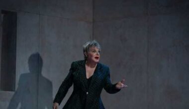 Eddie Izzard plays everyone in Hamlet in extended Austin run
