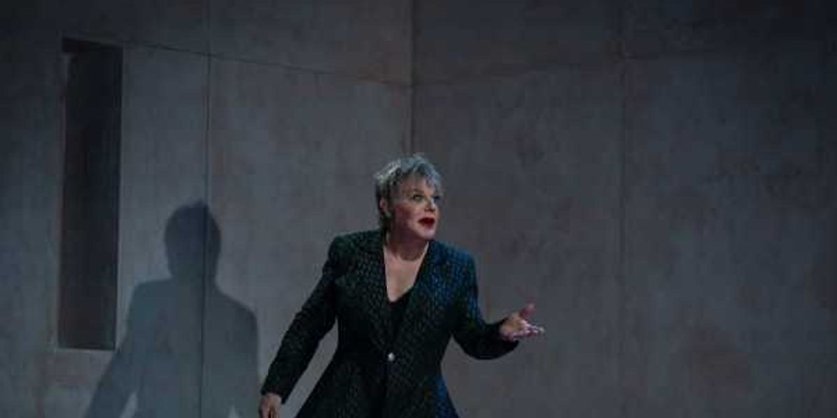 Eddie Izzard plays everyone in Hamlet in extended Austin run