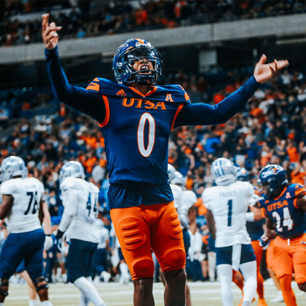 Frank Harris celebrates a touchdown