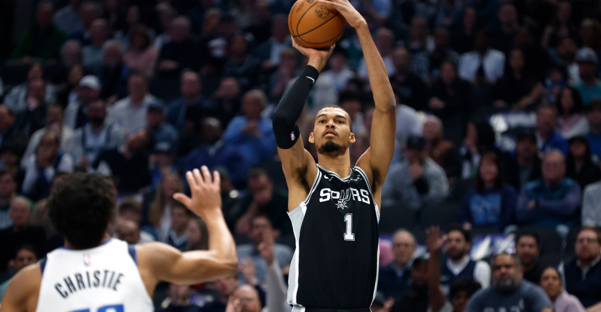 Spurs Close Strong in Dallas, Outlast Mavericks 135-123