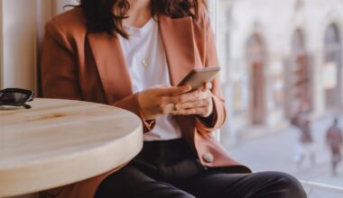 Woman sitting in cafe texting on the phone to illustrate a story about how Texans are less likely to ghost potential romantic partners.