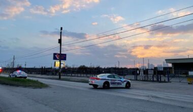 2 killed in Fifth Ward after vehicle hits tree; Lockwood closed off