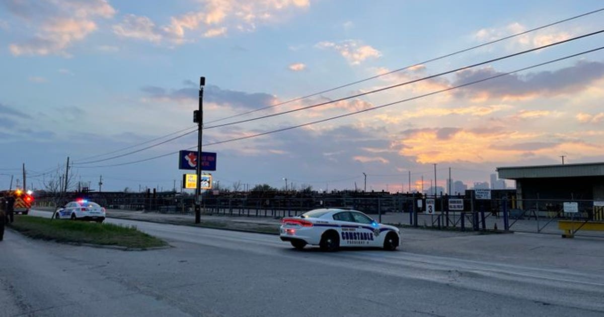 2 killed in Fifth Ward after vehicle hits tree; Lockwood closed off