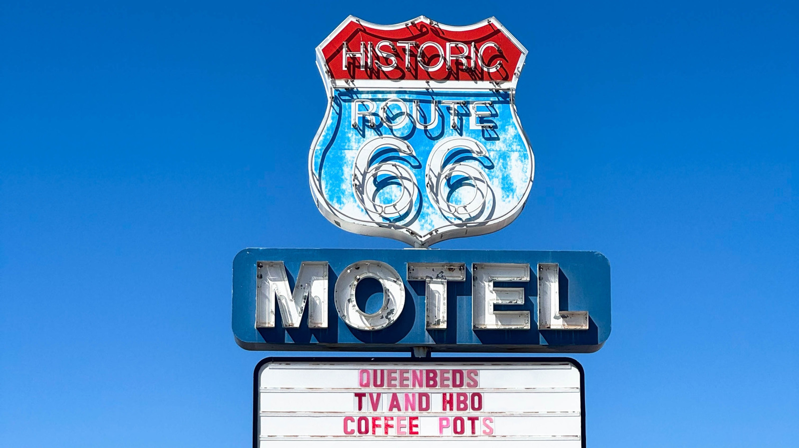 The 5 Kitschiest Motels In Texas For A Retro-Themed Getaway, According To Reviews