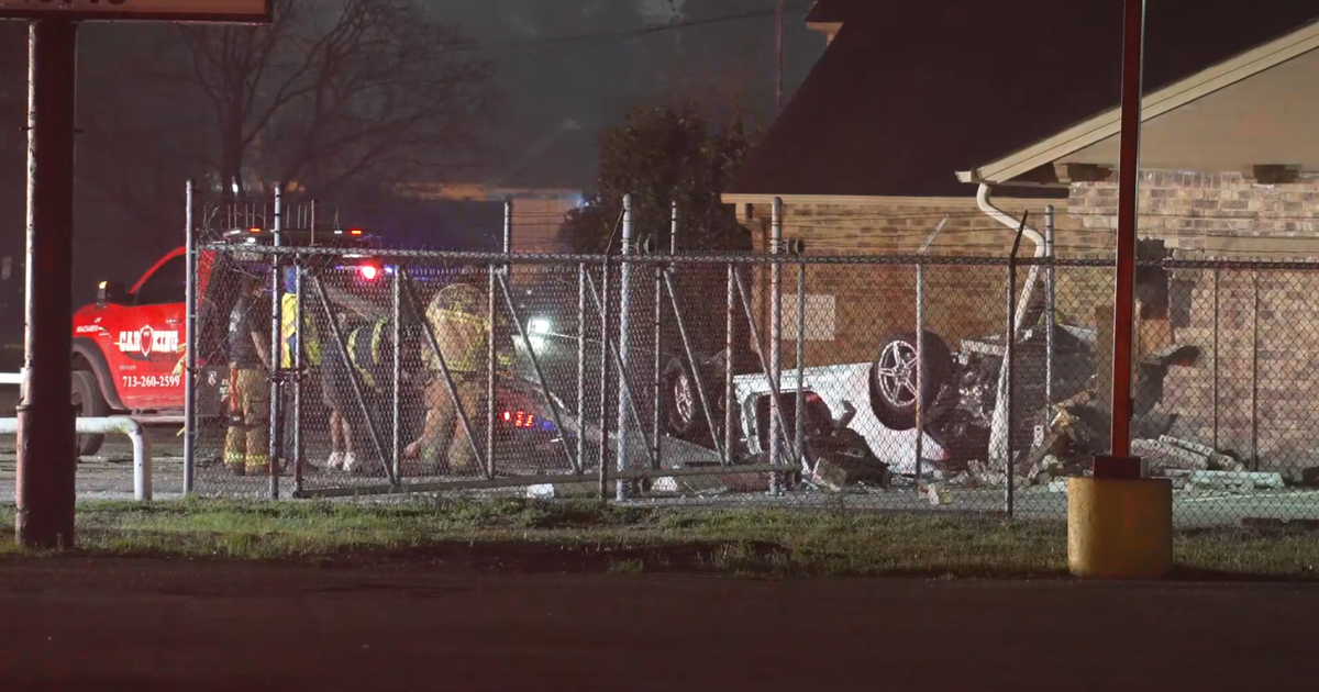 2 injured after vehicle crashes into building amid police chase in Houston