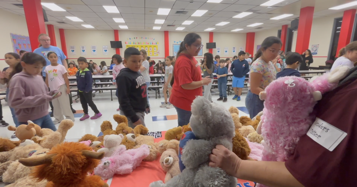 Sanders Elementary students receive surprise as school prepares for closure
