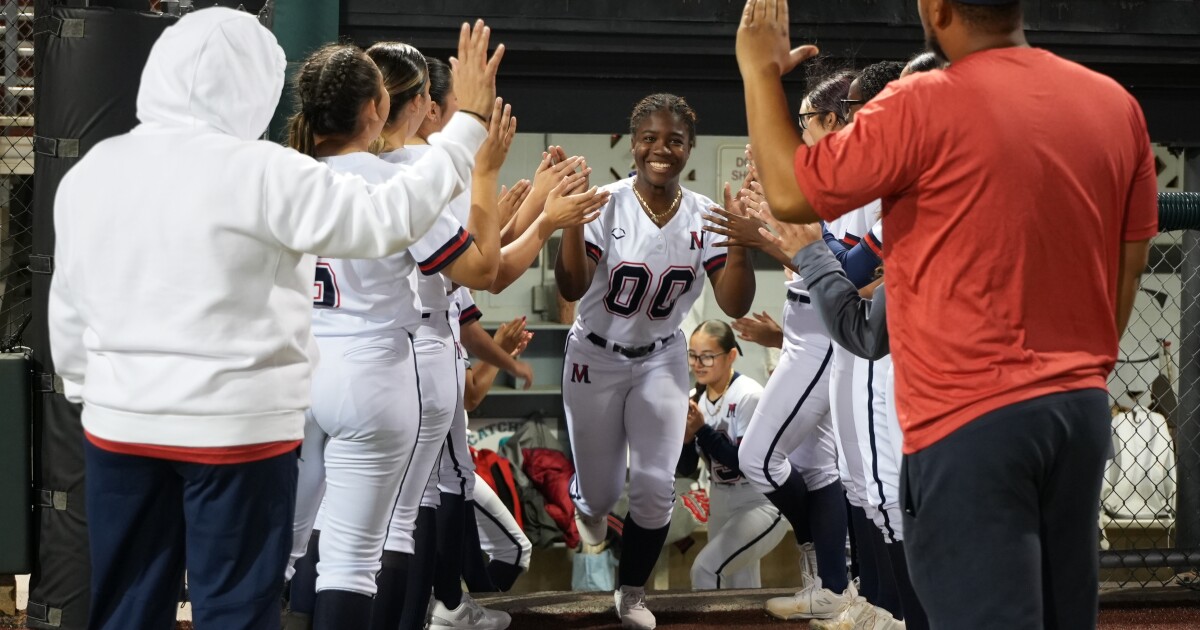 Veterans Memorial makes season opener statement, wins 18-3 over Ray in District