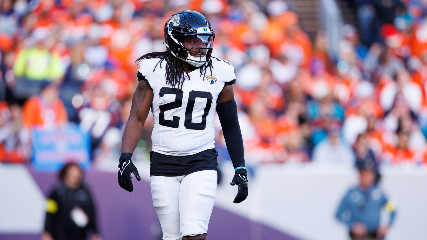 Jaguars re-sign RB DeeJay Dallas, DL Matt Dickerson